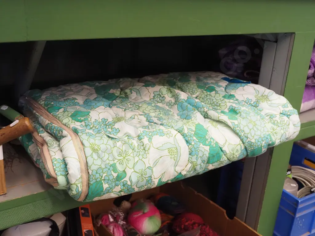 retro sleeping bag Image 1++