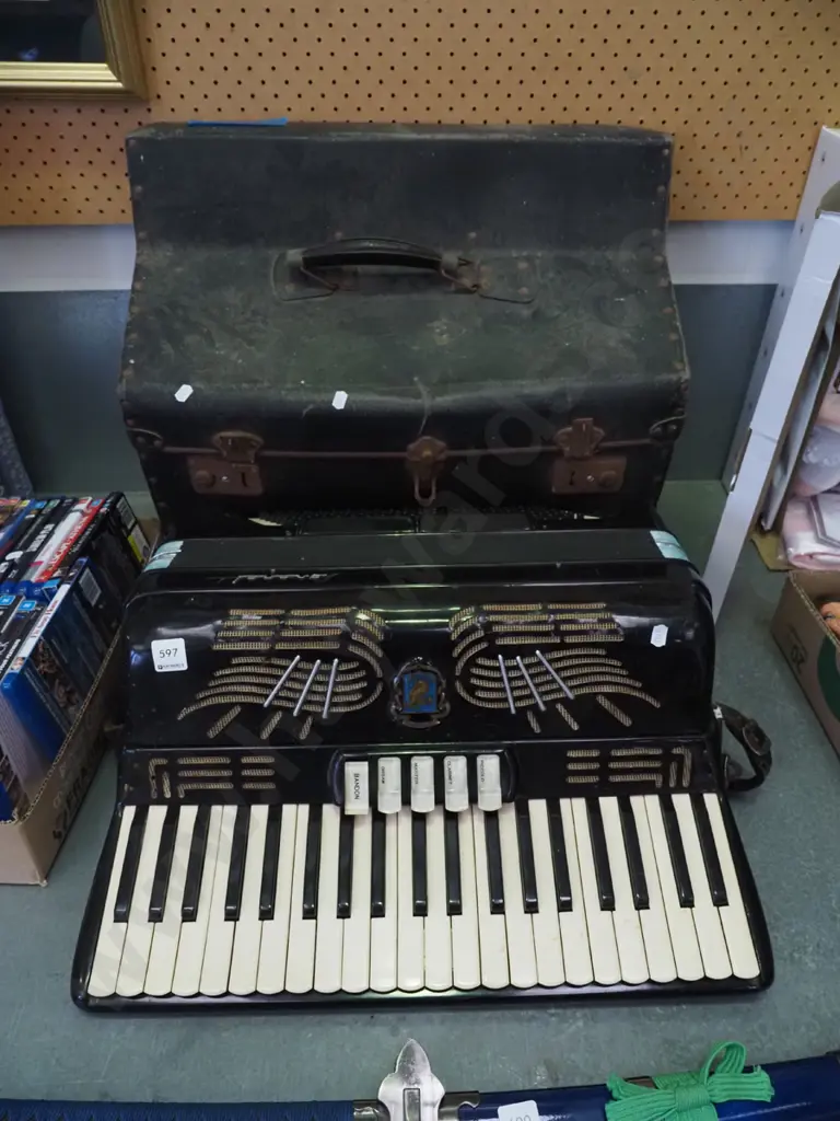 restorer's button accordion Image 1++