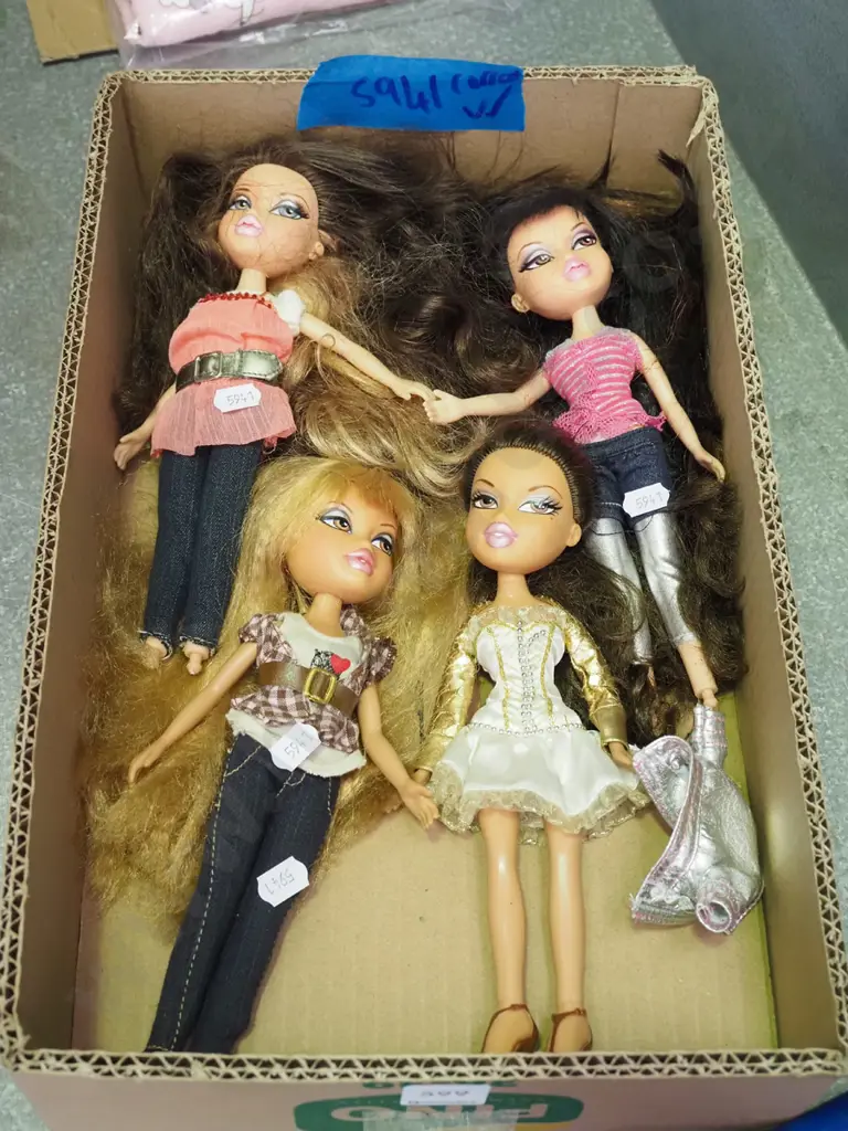 box of 4 Bratz dolls Image 1++