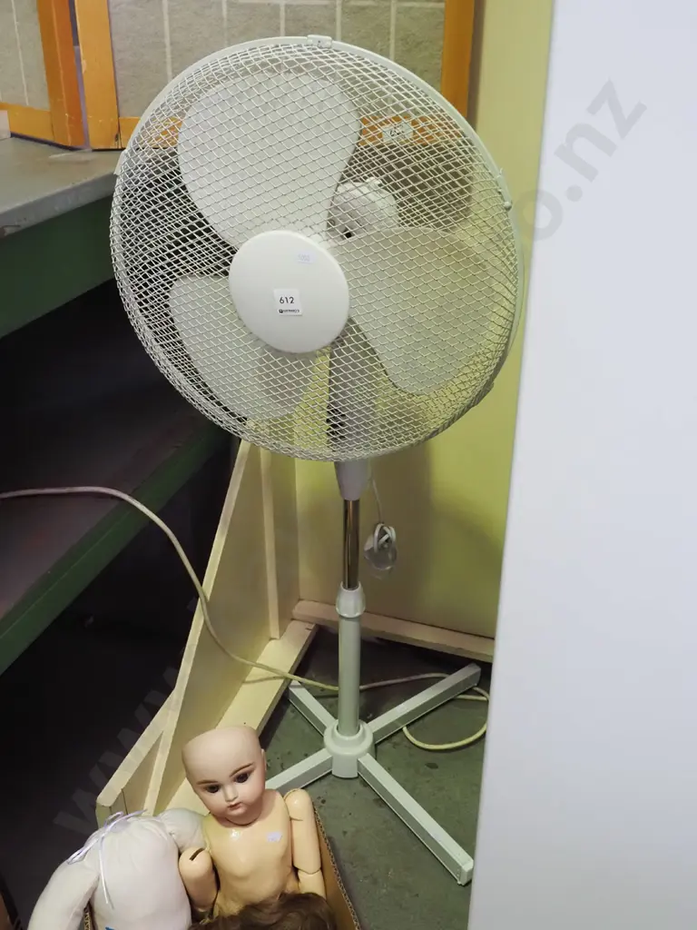oscillating pedestal fan Image 1++