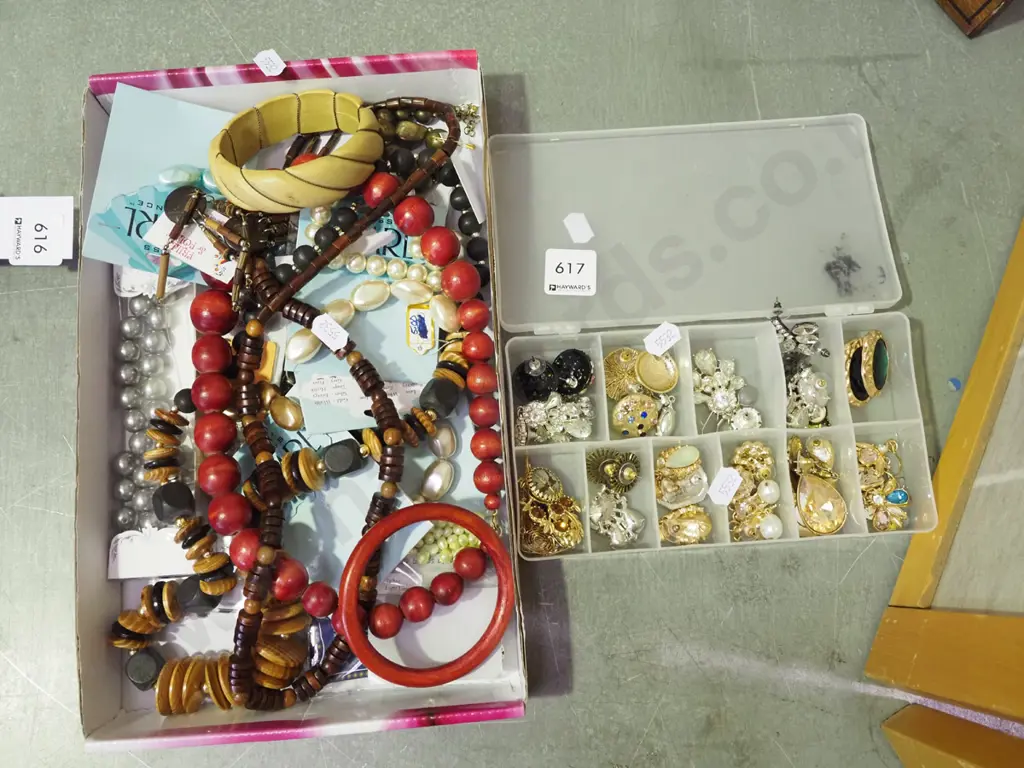 plastic orgainser and tray of costume jewellery Image 1++