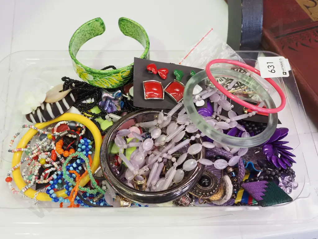 tray of costume jewellery Image 1++