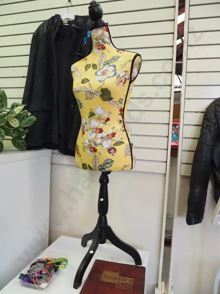 female mannequin torso on stand H1300 Image 1++