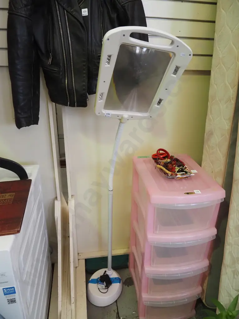 illumnated magnifying glass on stand Image 1++