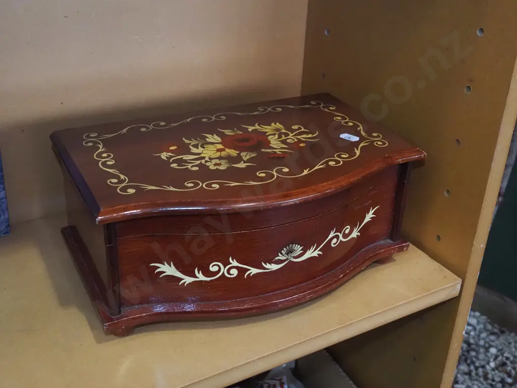 jewellery box and contents Image 1++
