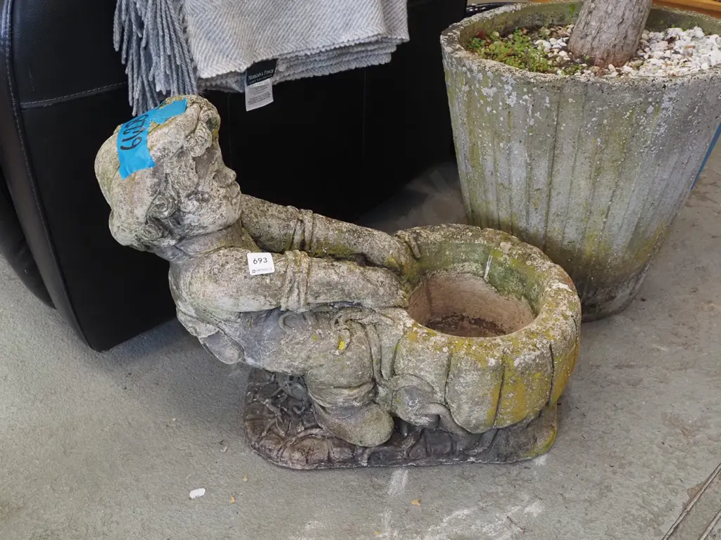 concrete planter/ornament H430 Image 1++