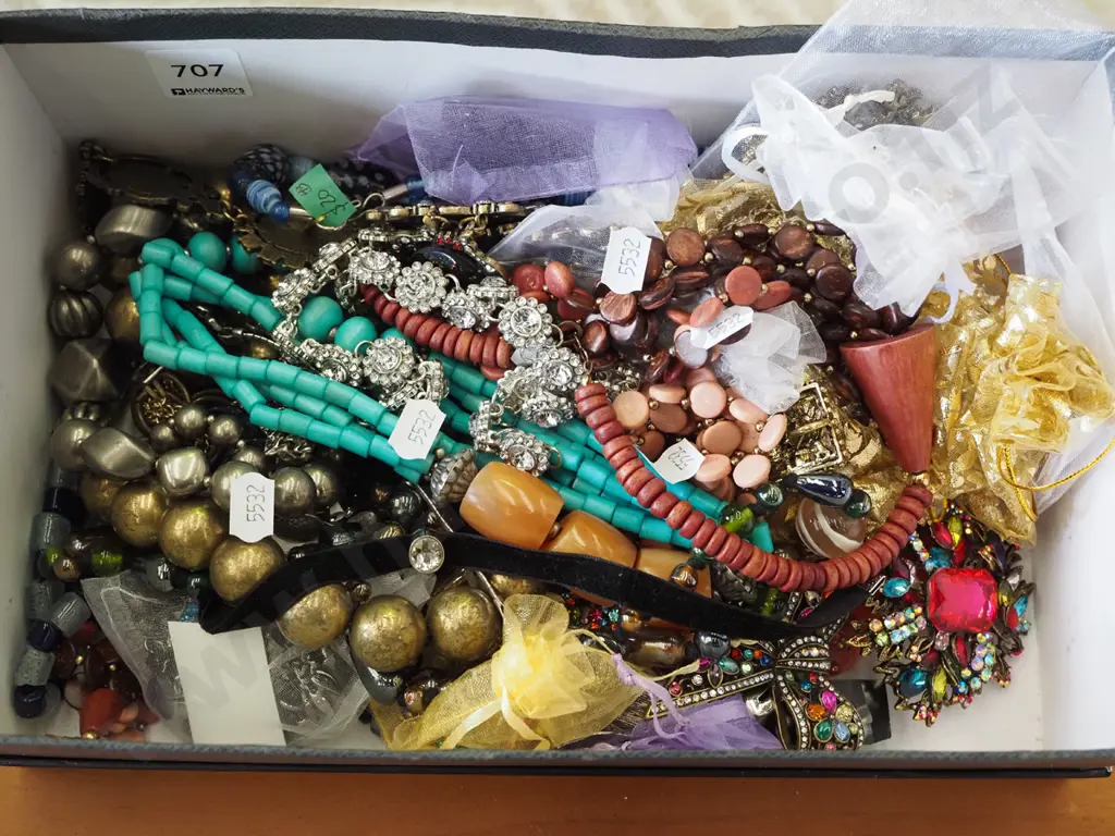 box of costume jewellery Image 1++