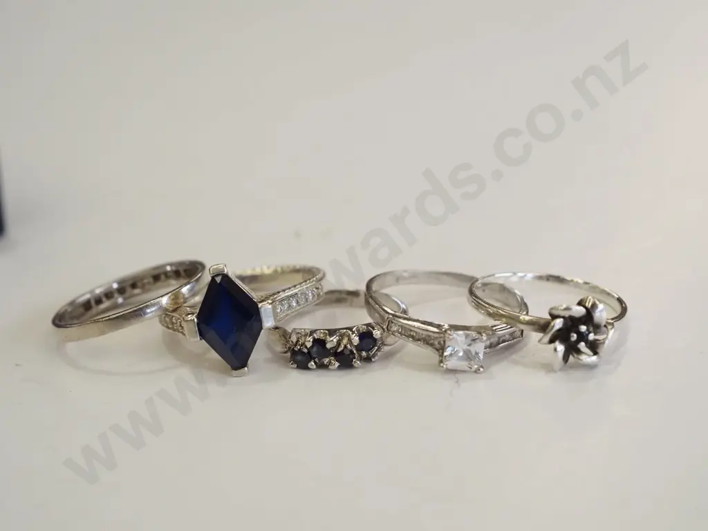tray of rings - some sterling silver Image 1++