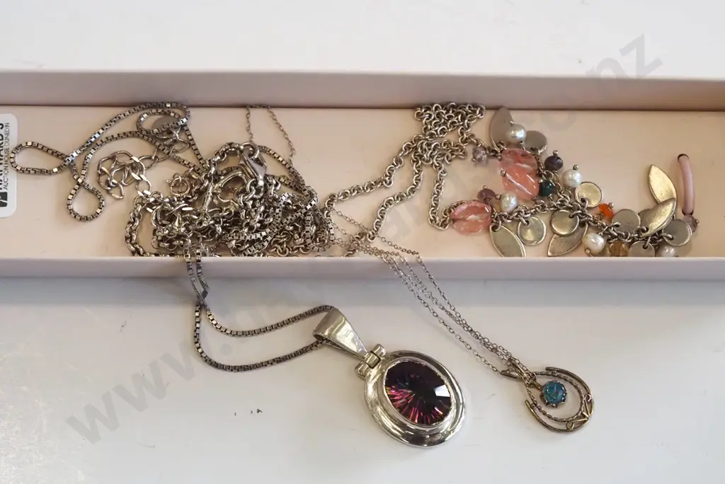 box; necklaces, pendants Image 1++