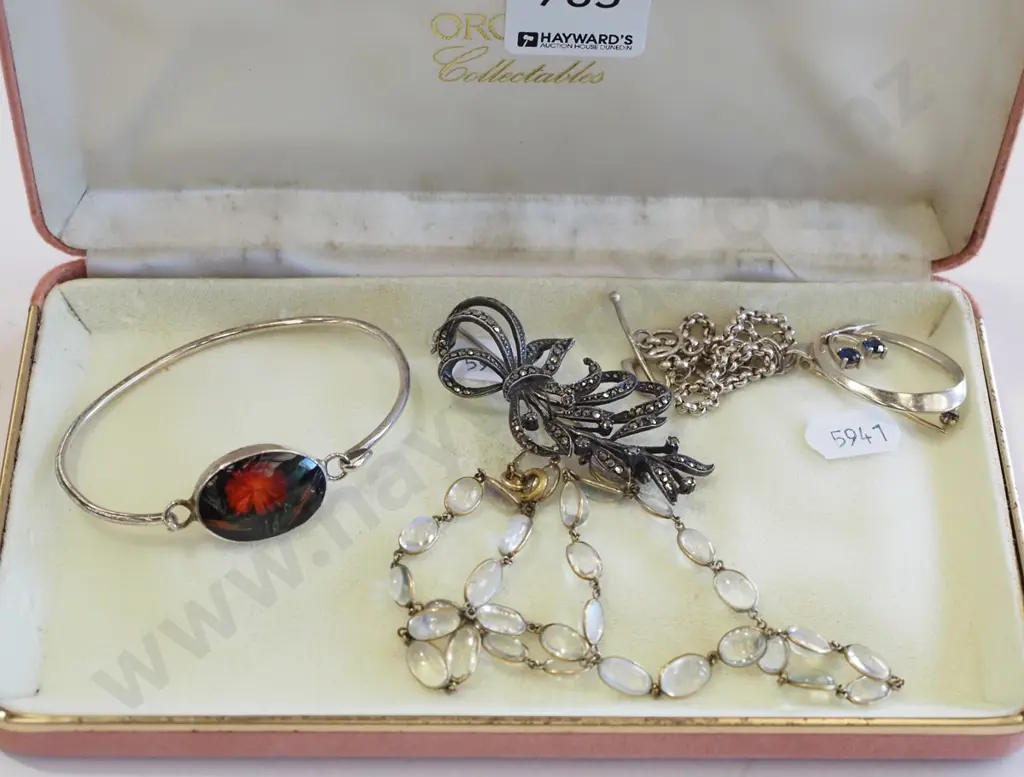 box of costume jewellery Image 1++