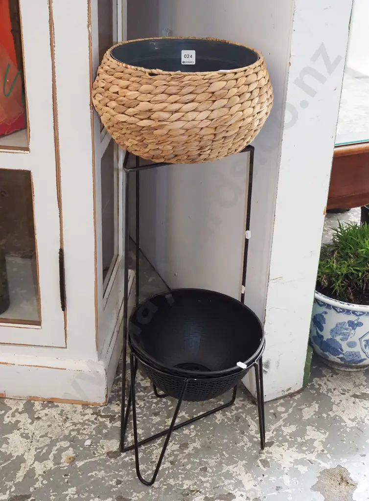2x jardinieres stands and planters H740 Image 1++