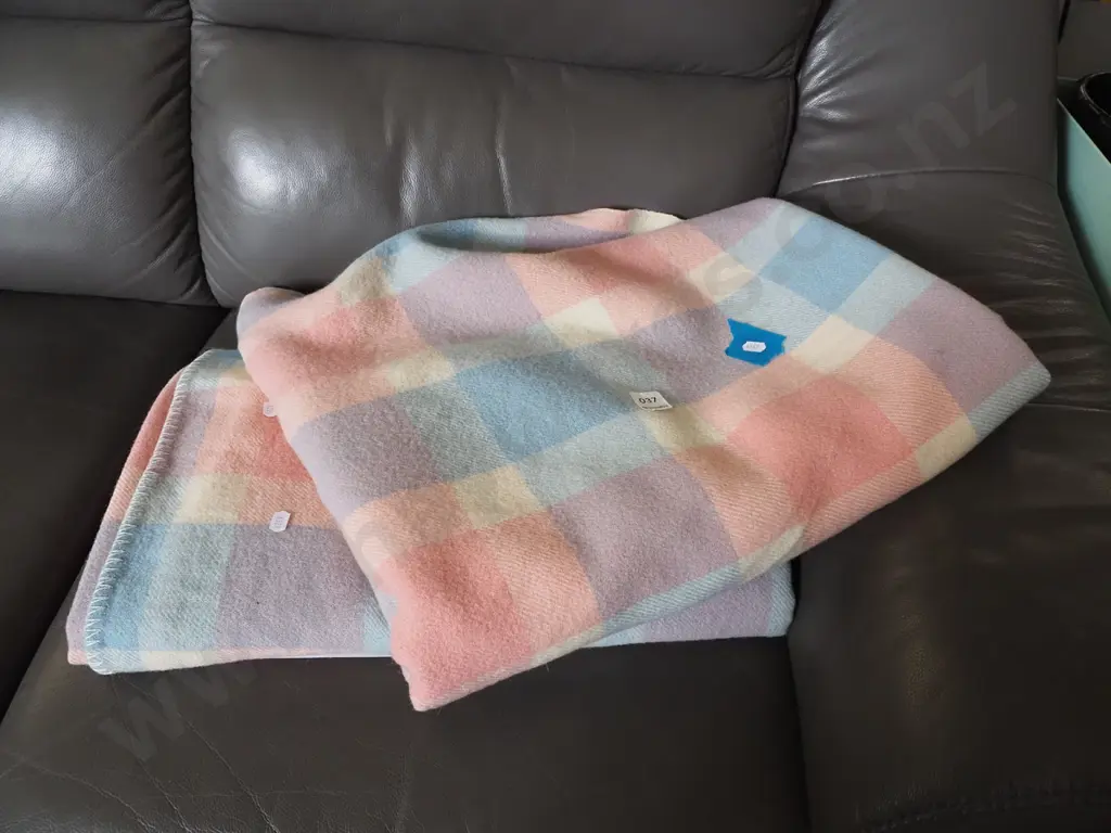 2x woollen checked blankets Image 1++