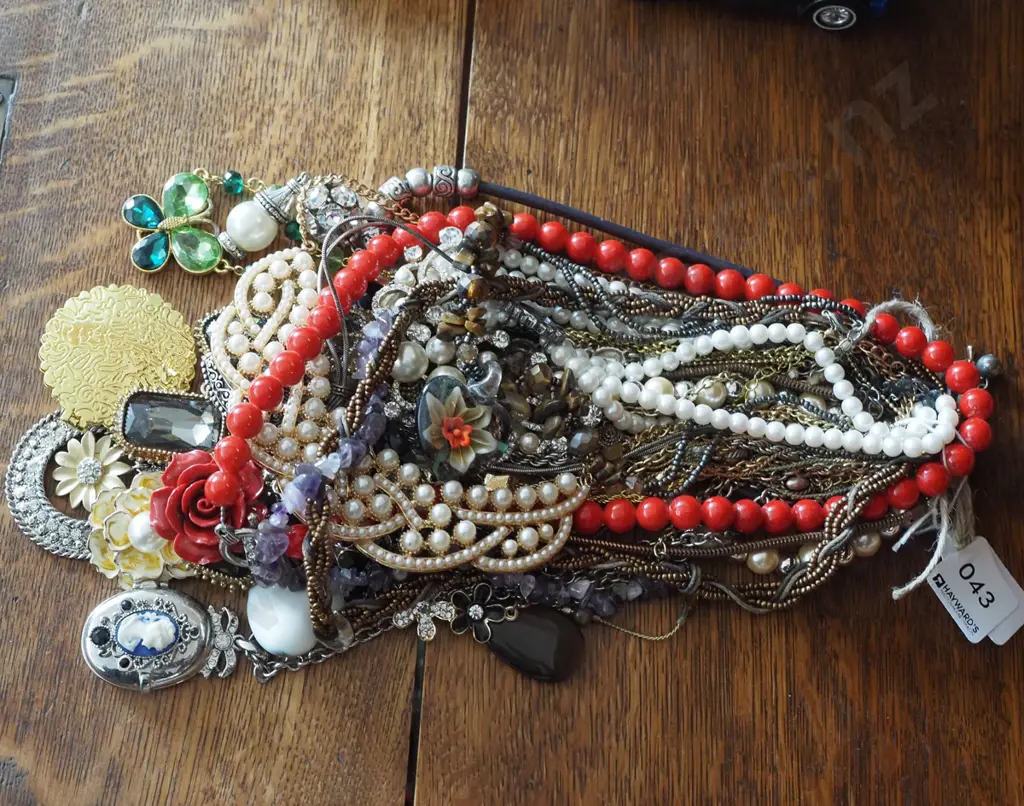 costume jewellery necklaces Image 1++