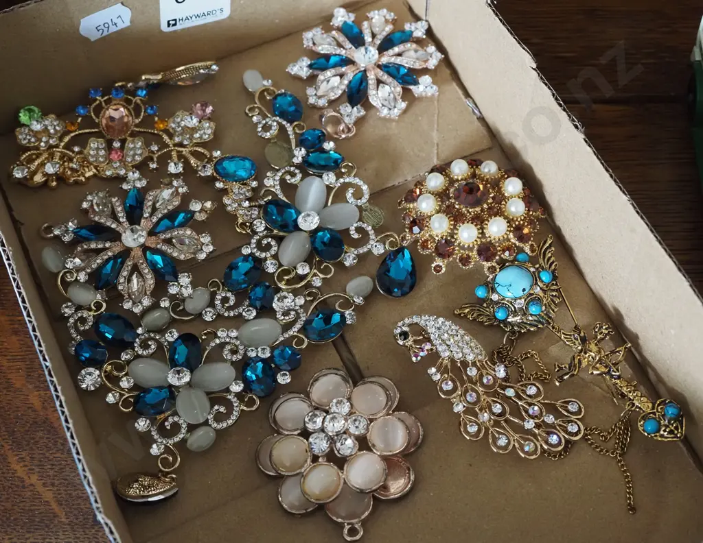 box of costume jewellery Image 1++
