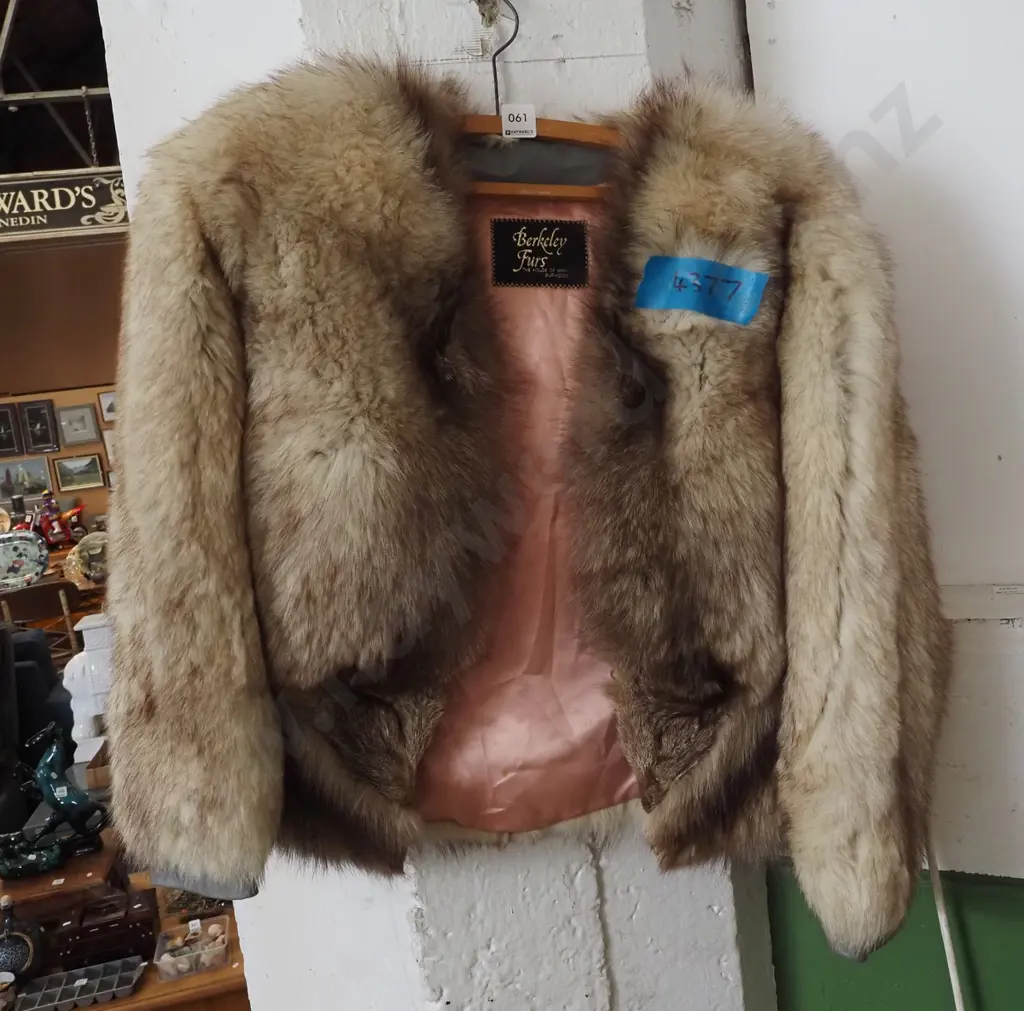 ladies fur coat - size unknown Image 1++