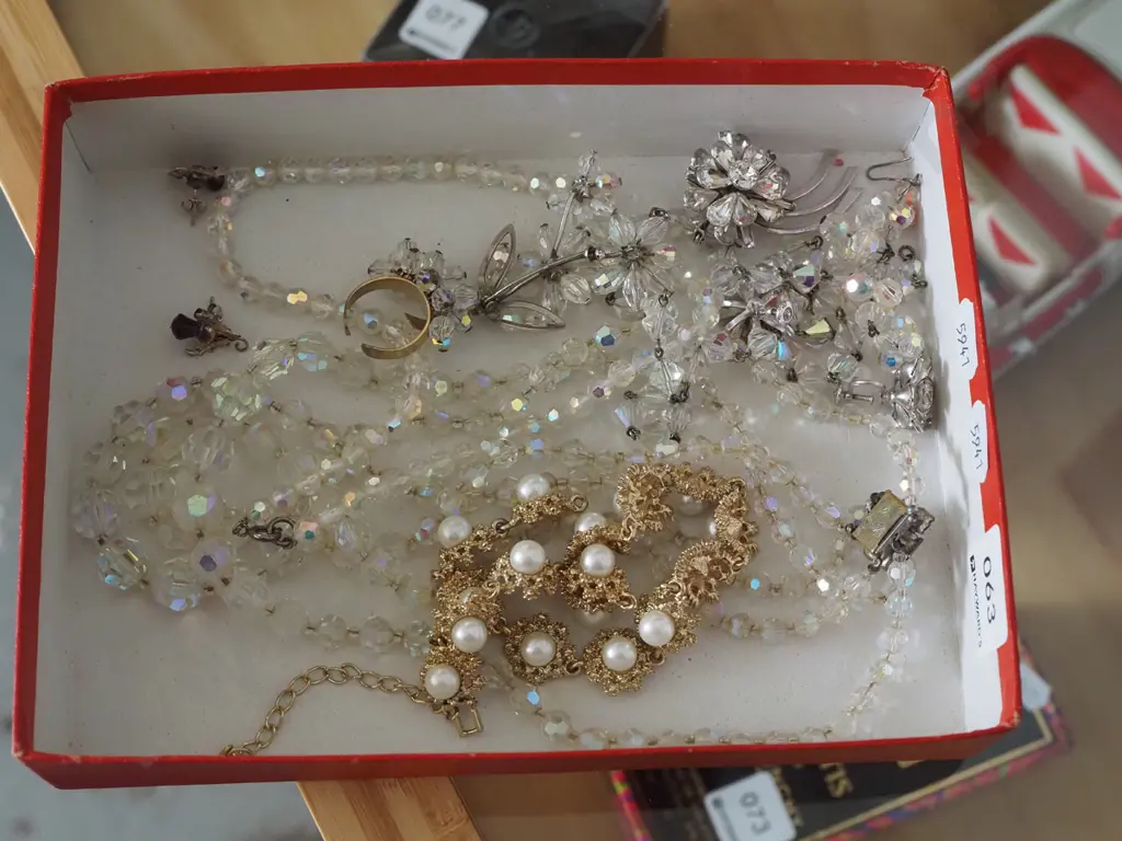 box of costume jewellery Image 1++
