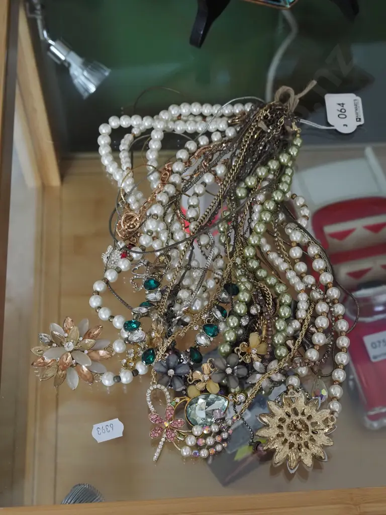 costume jewellery necklaces Image 1++