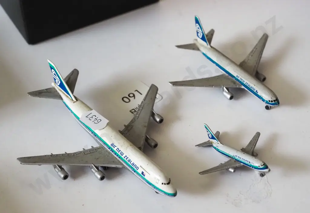 3x small diecast model airplanes L110 Image 1++
