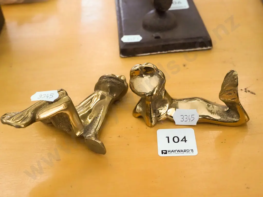 2x small brass ornamental frogs H100 Image 1++