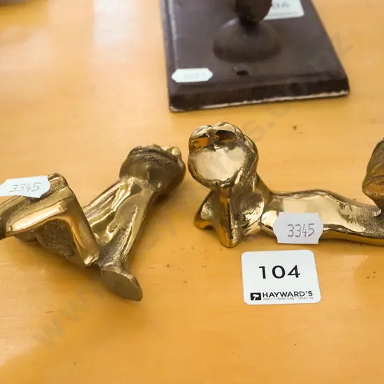 2x small brass ornamental frogs H100