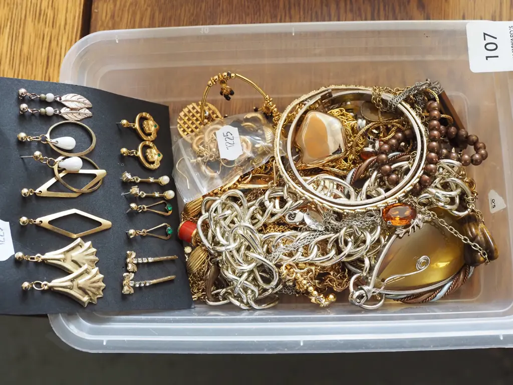 tray of costume jewellery Image 1++