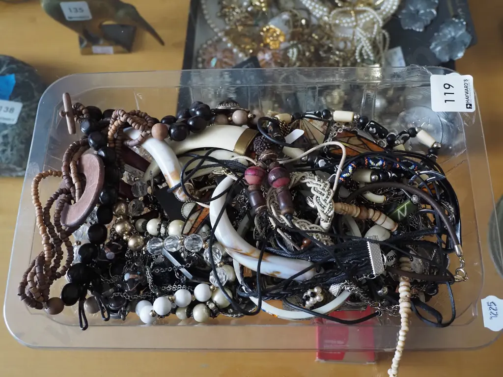 tray of costume jewellery Image 1++