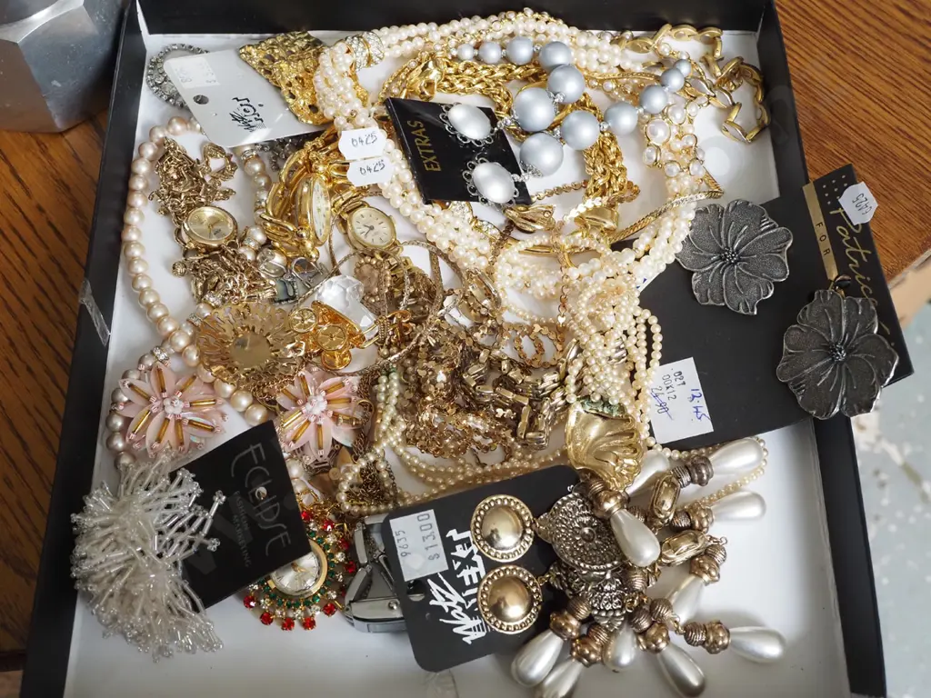 box of costume jewellery Image 1++