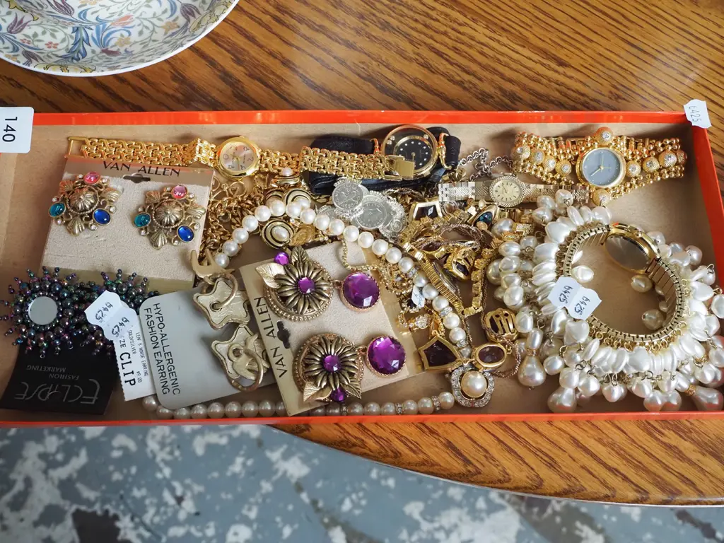 box of costume jewellery Image 1++