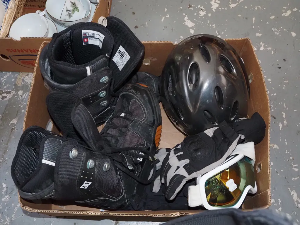 box; snowboard boots, helmet, gloves etc Image 1++