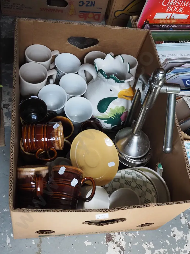 box; coffee cups, orange squeezer etc Image 1++