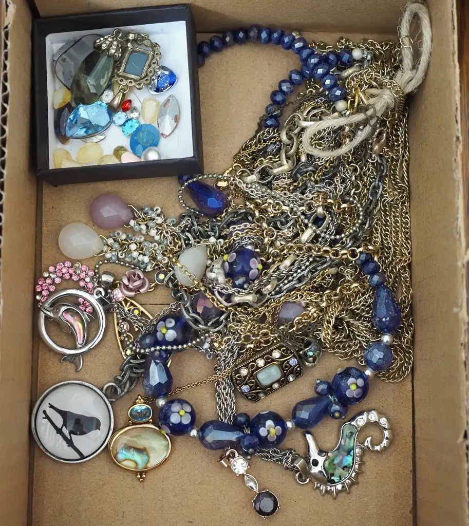 box of costume jewellery Image 1++