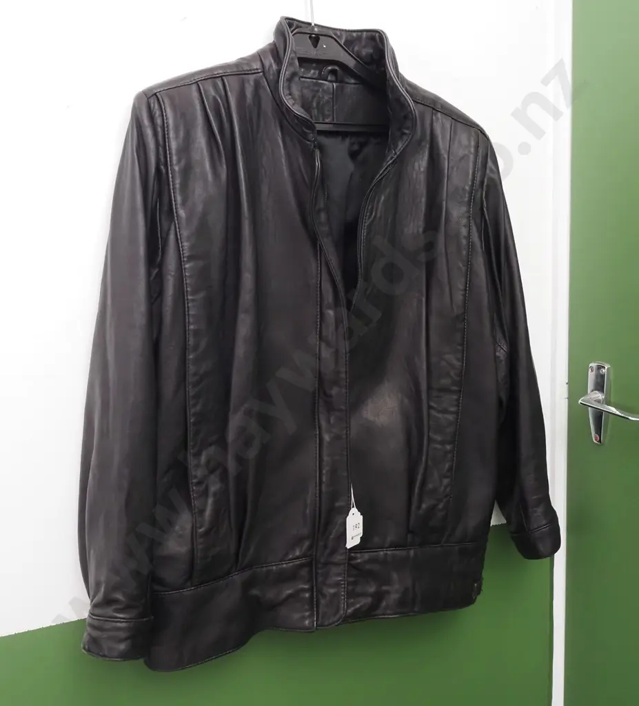 black leather jacket - size unknown Image 1++