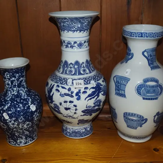 3x blue and white vases Tallest H340