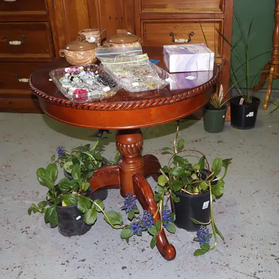 reproduction pie crusted edge pedestal table - loose top and loose legs H600 Diam580