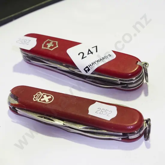 2x Swiss Army pocket knives