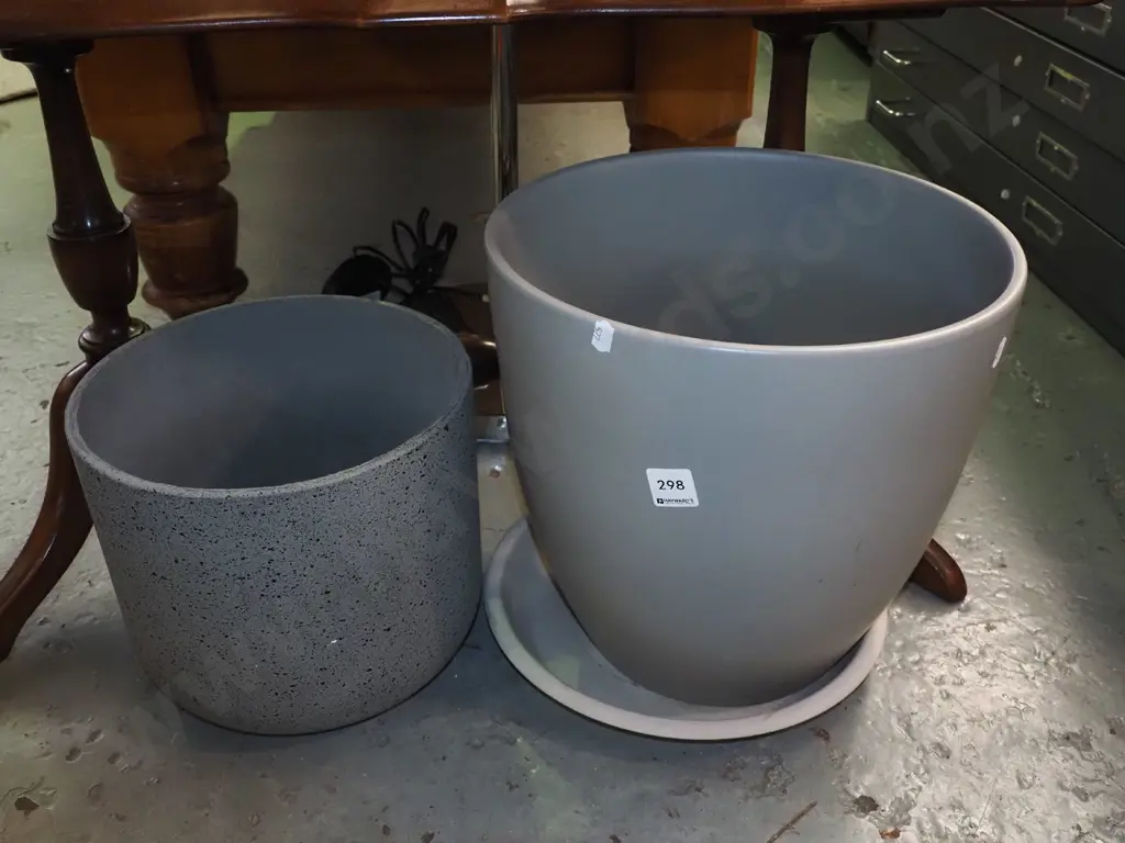 2x grey ceramic garden planters H310 Image 1++