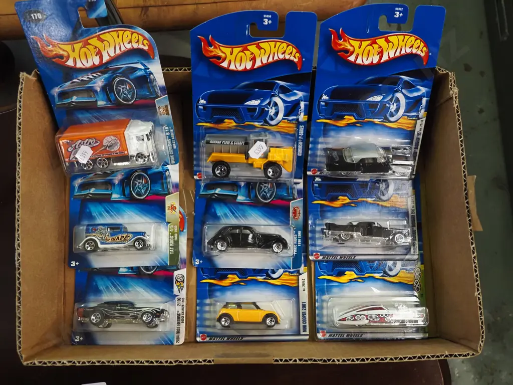 box; Hotwheels carded vehicles Image 1++
