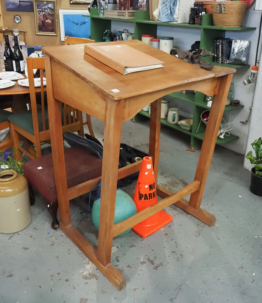 rimu lectern H1085 W770 D560 Image 1++