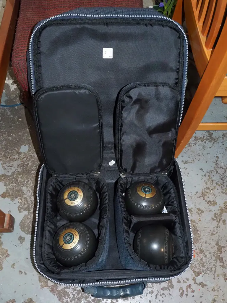 Henselite lawn bowls and pull along case Image 1++