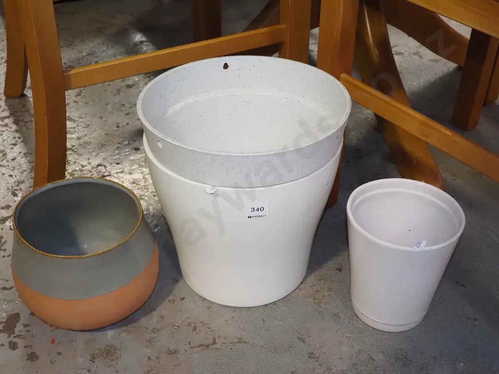 3x ceramic jardnieres, plastic planter Image 1++