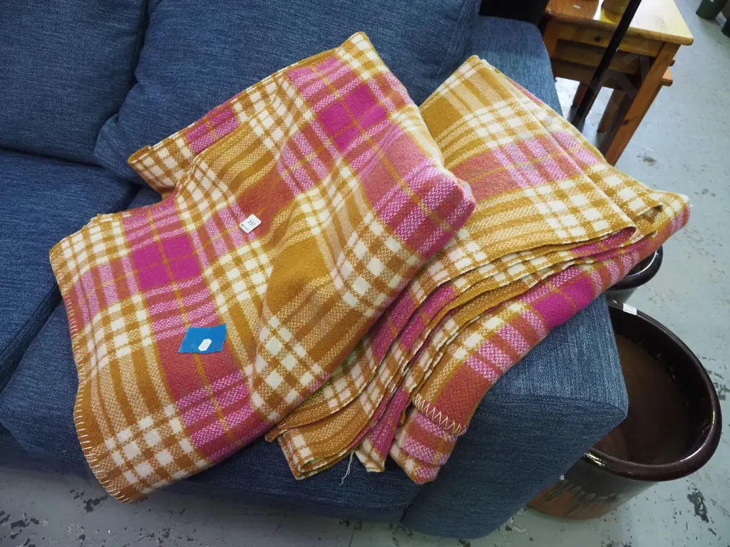 2x checked woollen blankets Image 1++
