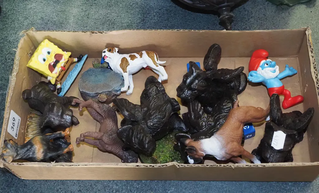 box; dog figurines, smurfs etc Image 1++