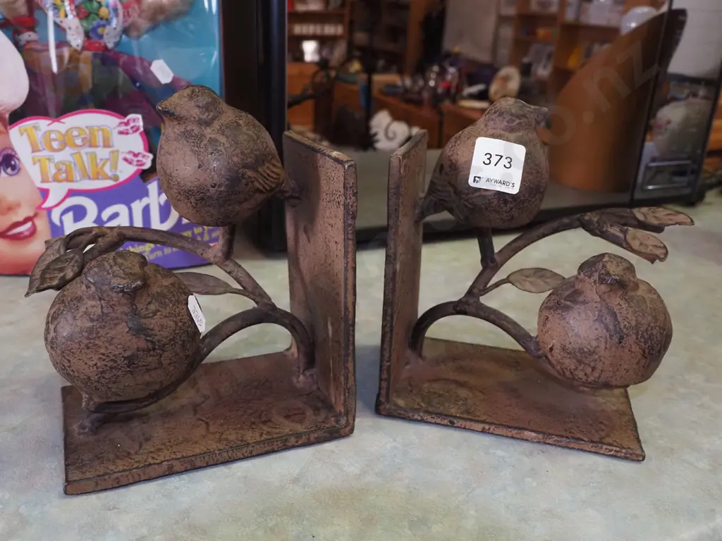 2x cast iron bird themed bookends Image 1++