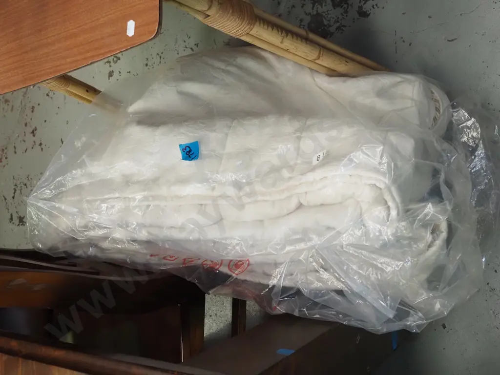 large cream bedspread Image 1++