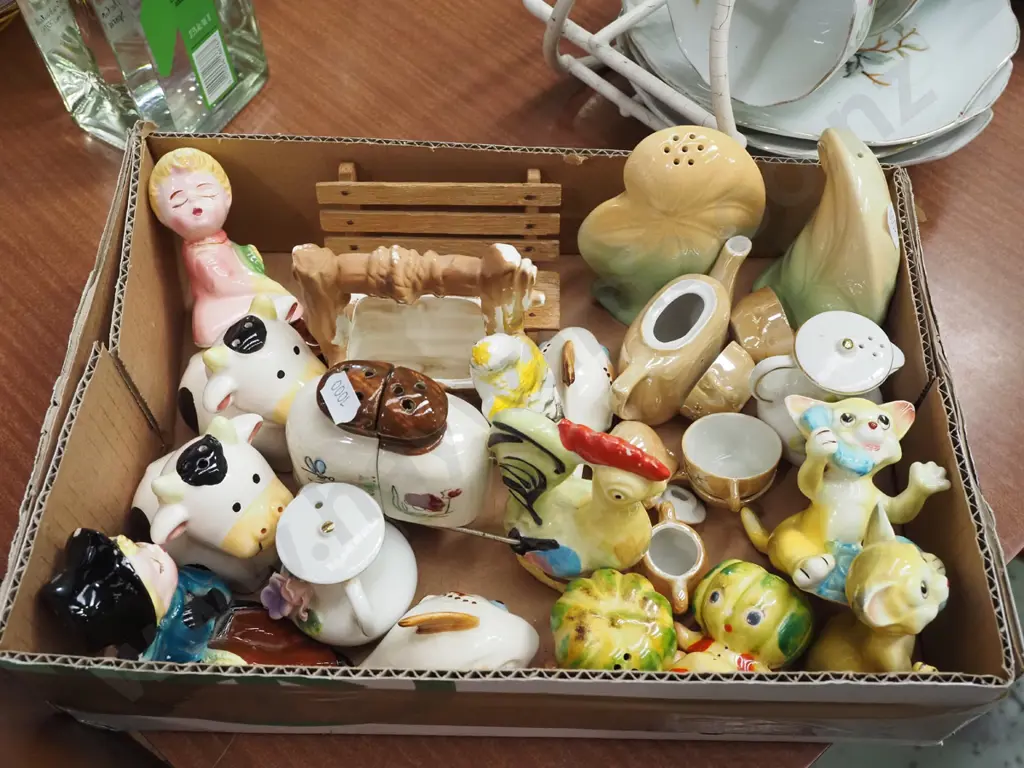 box of novelty salt and pepper shakers Image 1++