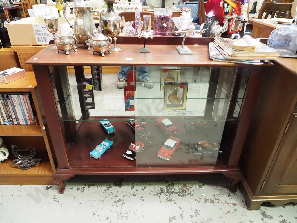 cab leg mahogany china cabinet - top needs attention H800 W1050 D330 Image 1++