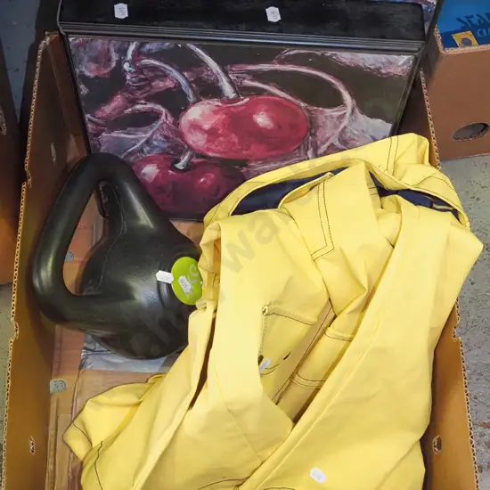 2x prints, hand weight, yellow rain coat