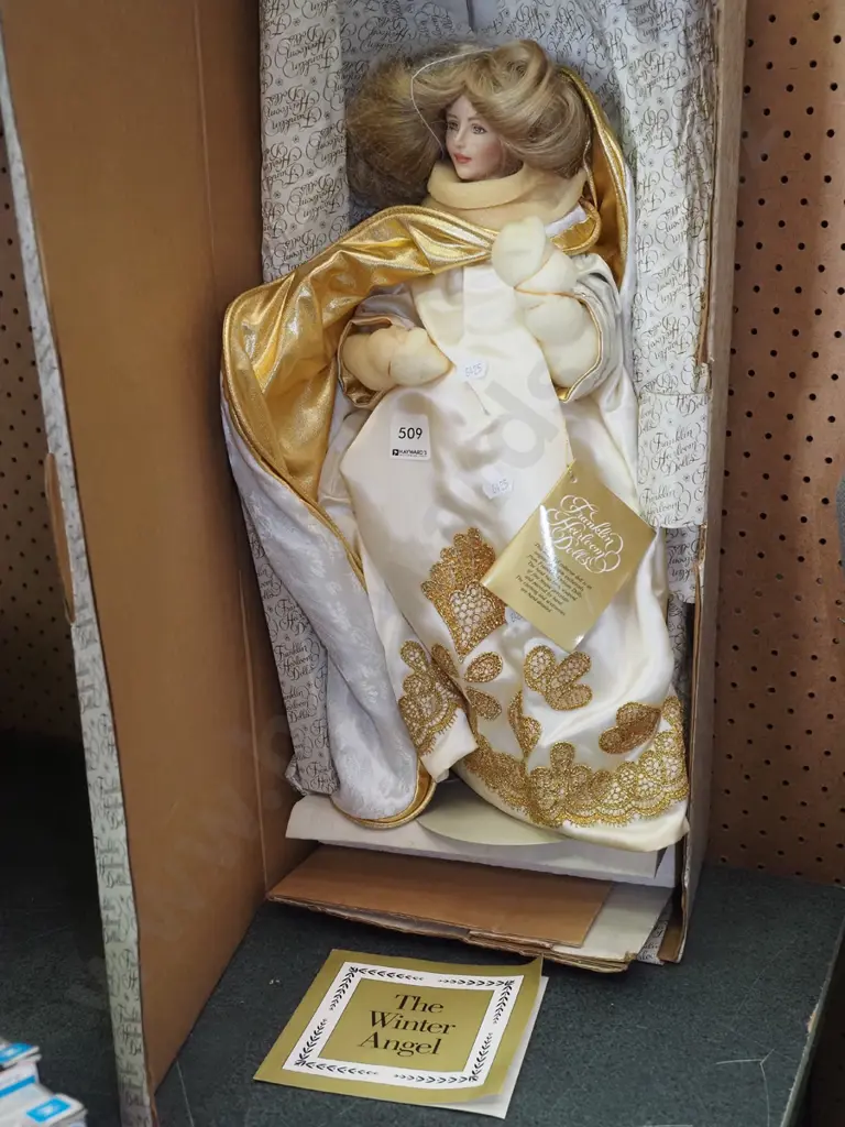Frankin Mint Heirloom doll - winter angel Image 1++