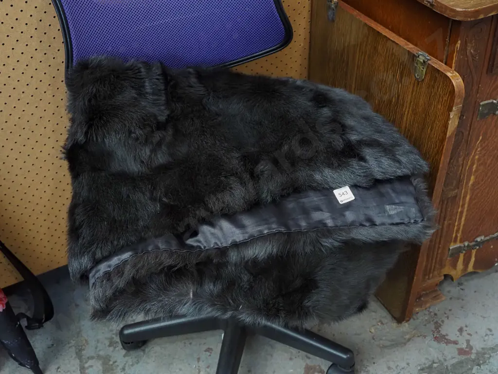 faux fur blanket - has a hole Image 1++