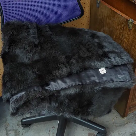 faux fur blanket - has a hole